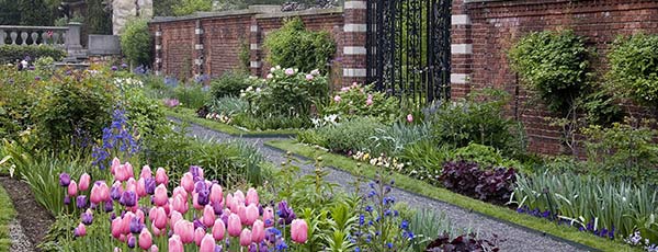 A "Old Money" stílusú kert - növények és dekoráció