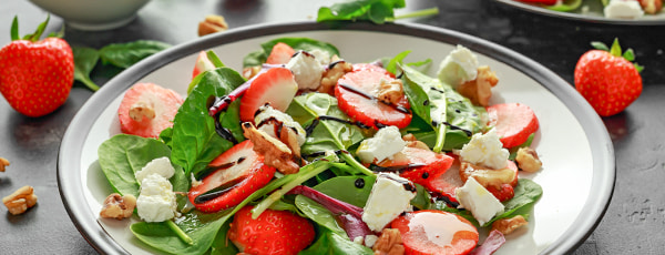 Nyári saláta spenóttal és eperrel